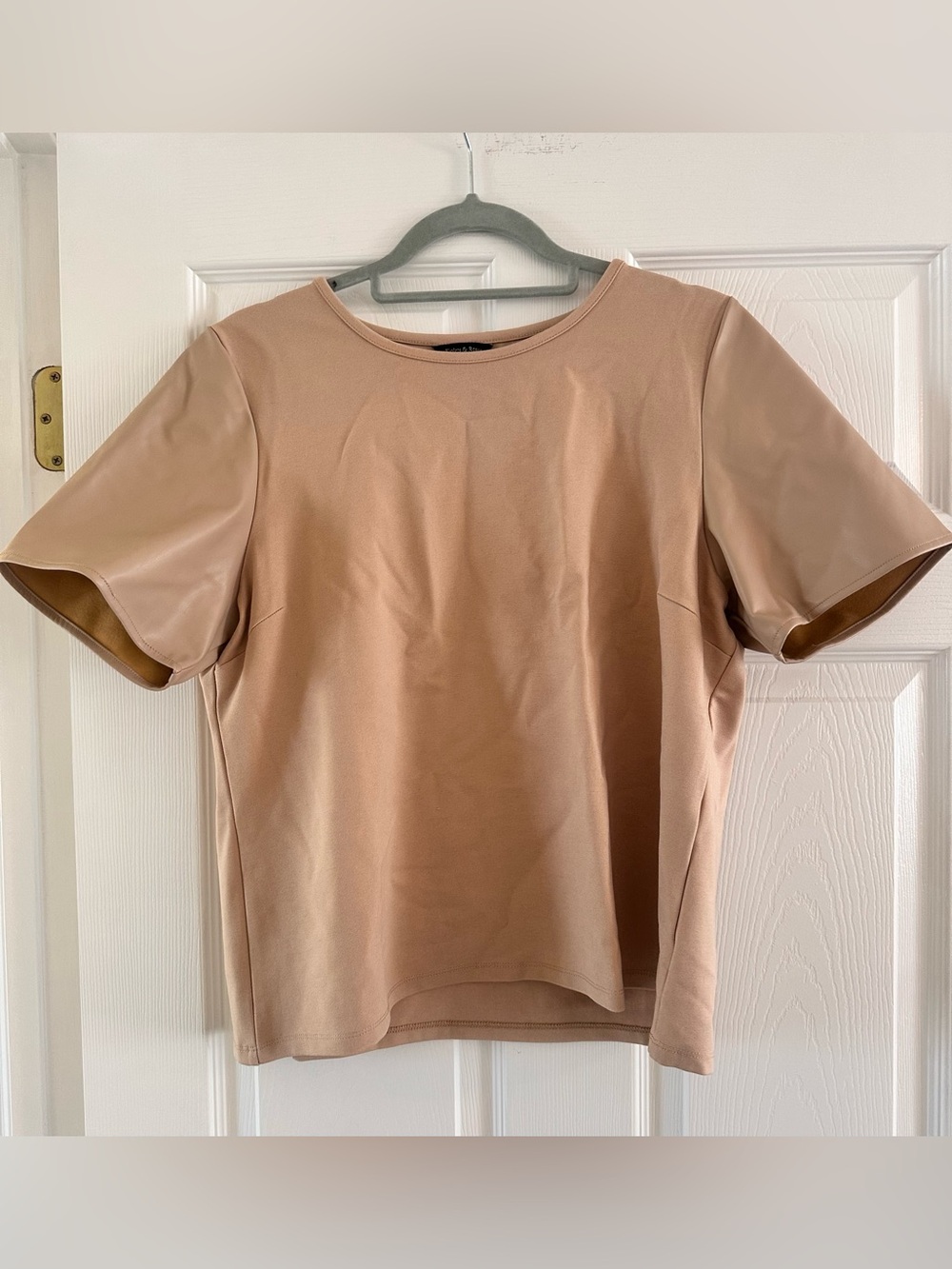 Violets & Roses Faux Leather Sleeve Top – Tan – Size Large